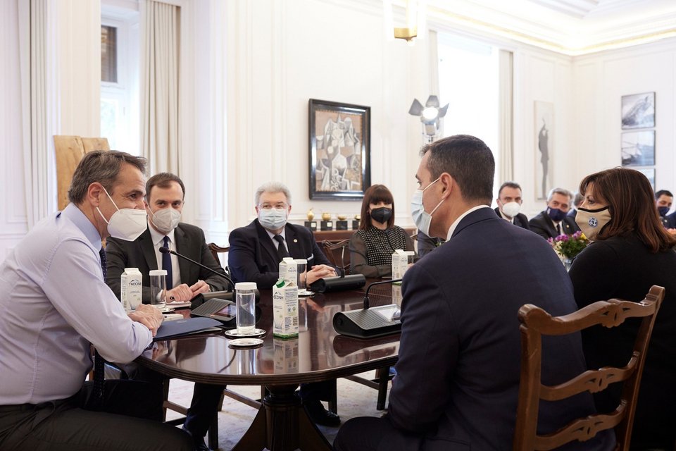 Ο Κυριάκος Μητσοτάκης με τους ΑΧΕΠΑ στο Μέγαρο Μαξίμου / Φωτογραφία: ΓτΠ/Δημήτρης Παπαμήτσος