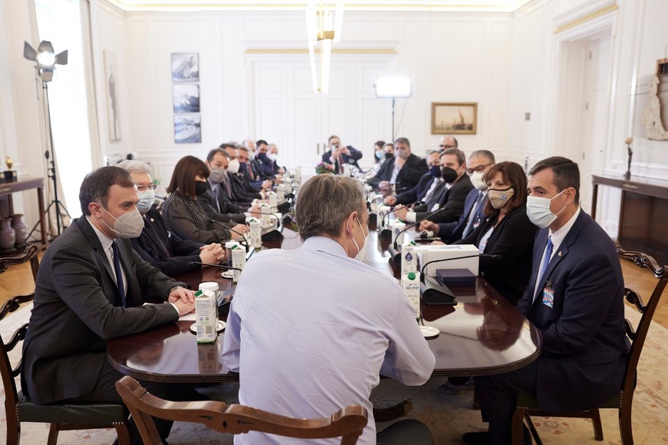 Ο Κυριάκος Μητσοτάκης με τους ΑΧΕΠΑ στο μέγαρο Μαξίμου / Φωτογραφία: ΓτΠ/Δημήτρης Παπαμήτσος