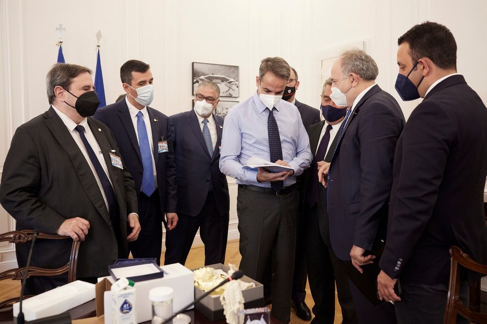 Ο Κυριάκος Μητσοτάκης με τους ΑΧΕΠΑ στο Μέγαρο Μαξίμου / Φωτογραφία: ΓτΠ/Δημήτρης Παπαμήτσος