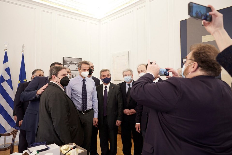 Ο Κυριάκος Μητσοτάκης με τους ΑΧΕΠΑ στο Μέγαρο Μαξίμου / Φωτογραφία: ΓτΠ/Δημήτρης Παπαμήτσος