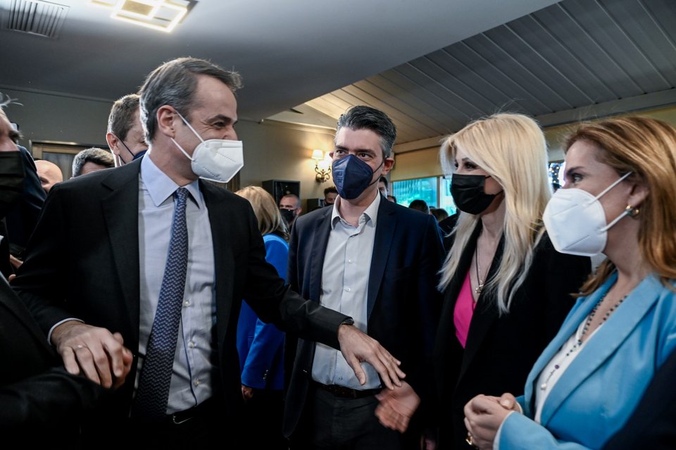 Ο Κυριάκος Μητσοτάκης με τον εκπρόσωπο της ΝΔ Τάσο Γαϊτάνη και πολίτες στην προσυνεδριακή εκδήλωση της ΝΔ στο Χαλάνδρι / Φωτογραφία: Eurokinissi/ΚΑΡΑΓΙΑΝΝΗΣ ΜΙΧΑΛΗΣ