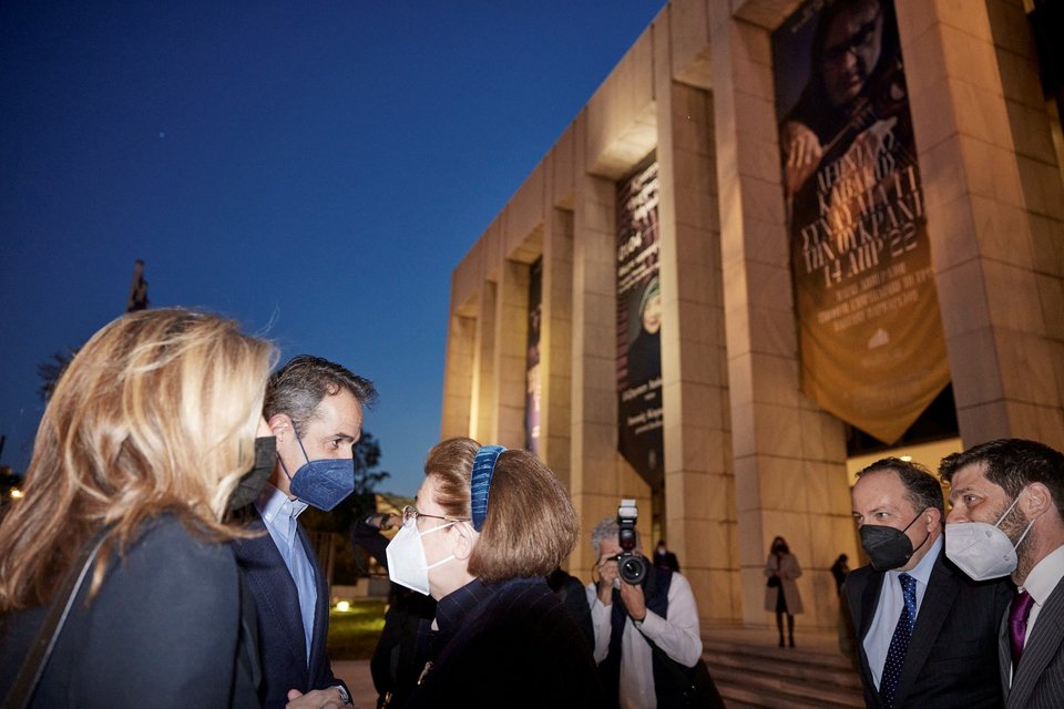 Η Λίνα Μενδώνη υποδέχεται τον Κυριάκο και τη Μαρέβα Μητσοτάκη στο μέγαρο Μουσικής -Φωτογραφία: ΓτΠ/Δημήτρης Παπαμήτσος