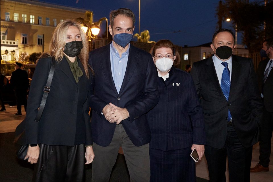 Κυριάκος και Μαρέβα Μητσοτάκη με την υπ. Πολιτισμού Λ. Μενδώνη στο μέγαρο Μουσικής για τη συναυλία Καβάκου -Φωτογραφία: ΓτΠ/Δημήτρης Παπαμήτσος