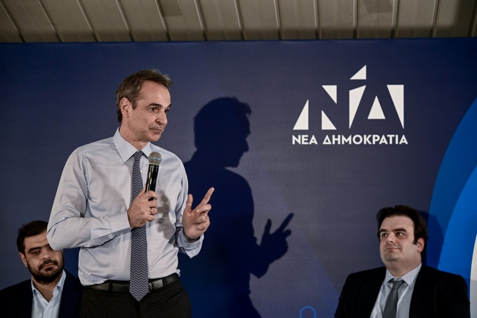 Ο Κυριάκος Μητσοτάκης στην εκδήλωση της ΝΔ στο Χαλάνδρι -Δίπλα αριστερά ο πρόεδρος της ΟΝΝΕΔ Π. Μαρινάκης και δεξιά ο υπουργός Ψηφιακής Διακυβέρνησης Κυρ. Πιερρακάκης / Φωτογραφία: Eurokinissi/ΚΑΡΑΓΙΑΝΝΗΣ ΜΙΧΑΛΗΣ