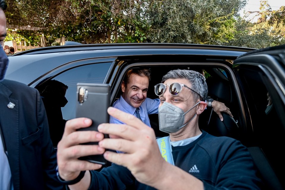 Ο Κυριάκος Μητσοτάκης με πολίτες στην προσυνεδριακή εκδήλωση της ΝΔ στο Χαλάνδρι / Φωτογραφία: Eurokinissi/ΚΑΡΑΓΙΑΝΝΗΣ ΜΙΧΑΛΗΣ