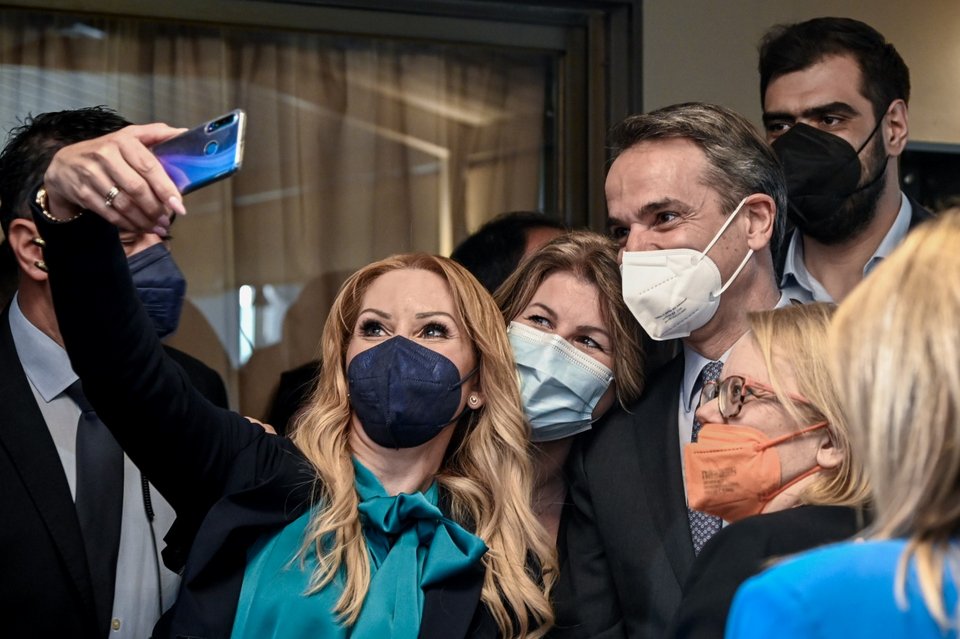 Ο Κυριάκος Μητσοτάκης με κομματικά στελέχη στην προσυνεδριακή εκδήλωση της ΝΔ στο Χαλάνδρι / Φωτογραφία: Eurokinissi/ΚΑΡΑΓΙΑΝΝΗΣ ΜΙΧΑΛΗΣ