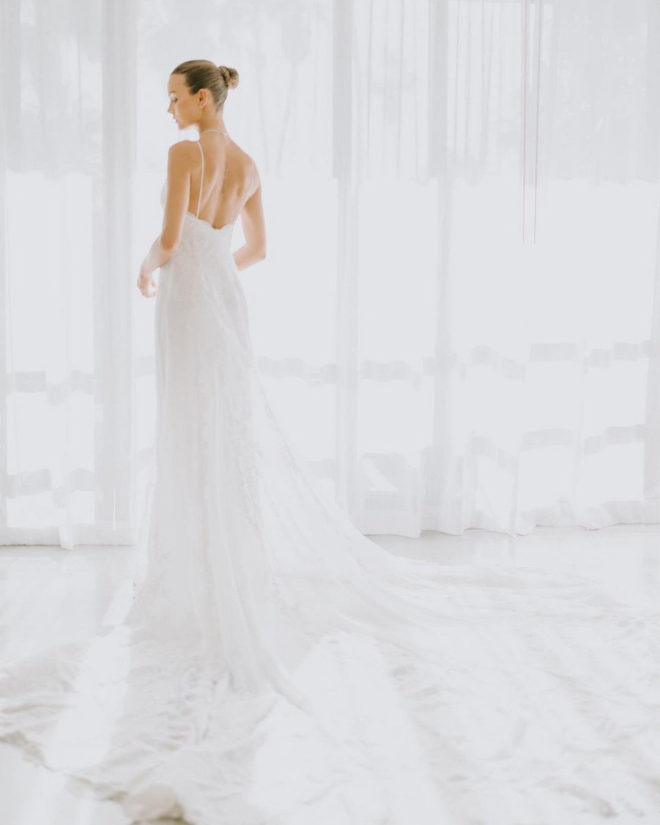 Νυφικό με μακριά ουρά του οίκου Alberta Ferretti