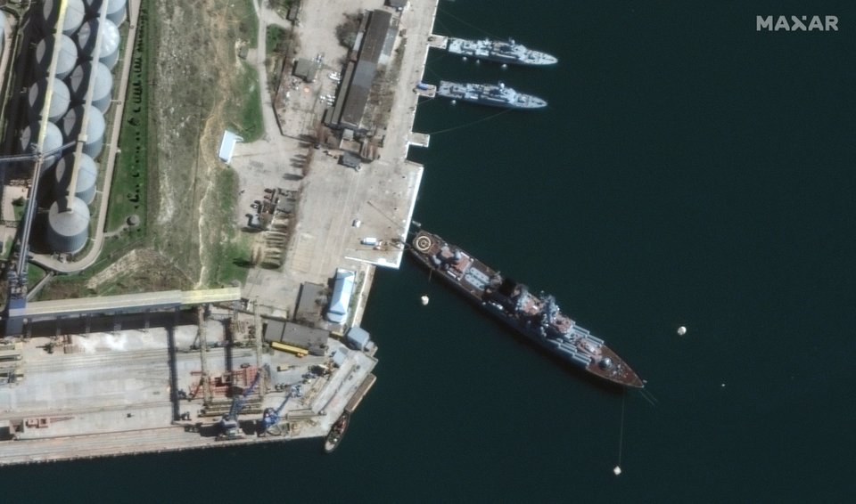 Η ναυαρχίδα των Ρώσων, το καταδρομικό Moskva, μία εβδομάδα νωρίτερα στο λιμάνι της Κριμαίας