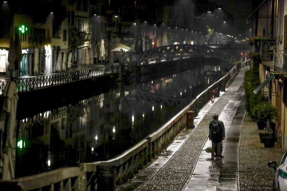 Ένας άνδρας στέκεται στην περιοχή Navigli, κατά μήκος των καναλιών στο Μιλάνο της Ιταλίας