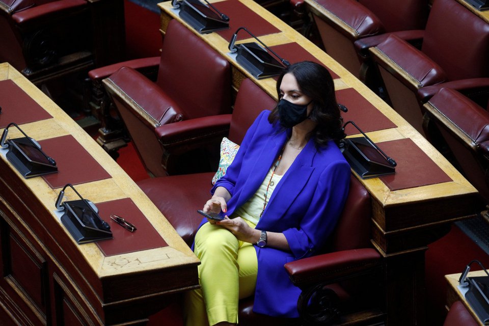 Νόνη Δούνια στη Βουλή