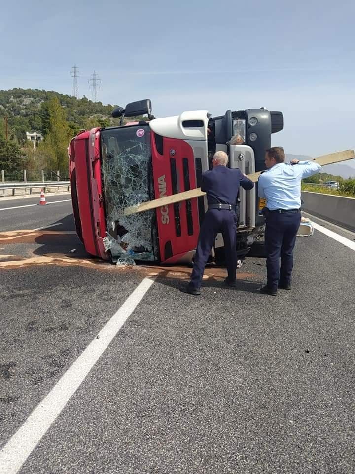 νταλίκα που ανετράπη