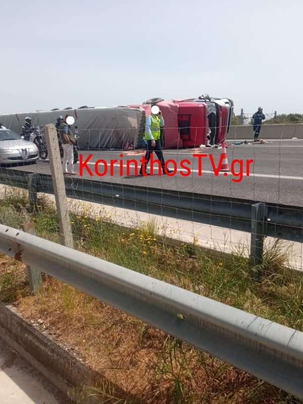 νταλίκα ανετράπη στην εθνική οδό αθηνών-κορίνθου