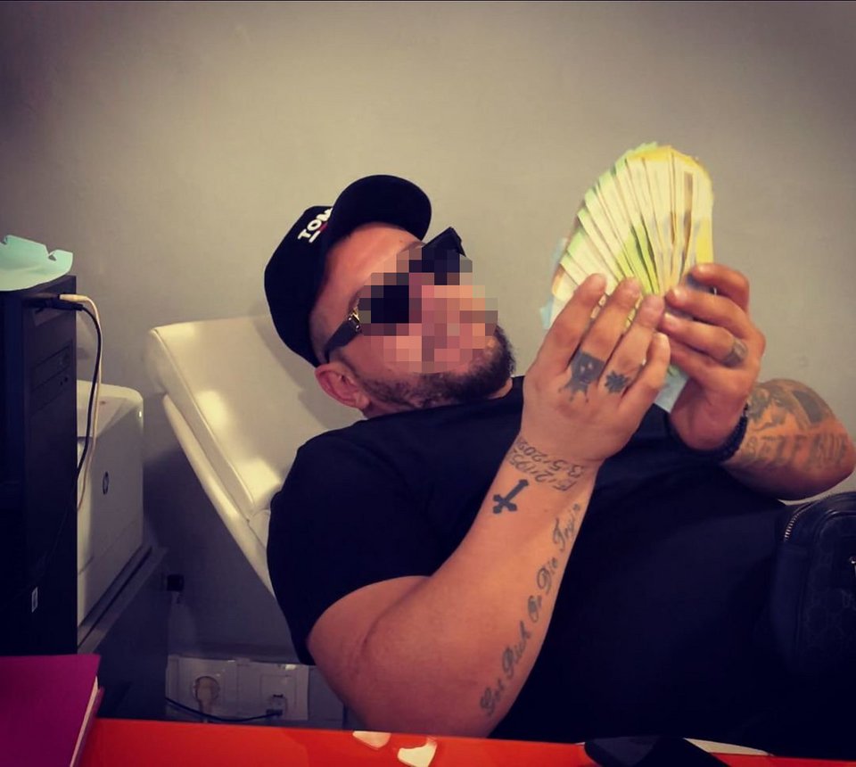 άνδρας συνελήφθη επειδή εμφανίστηκε σε ντοκιμαντέρ με καλάσνικοφ