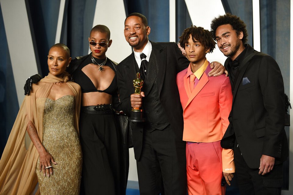 Η Jada Pinkett Smith και από αριστερά, οι Willow Smith, Will Smith, Jaden Smith και Trey Smith φτάνουν στο Vanity Fair Oscar Party