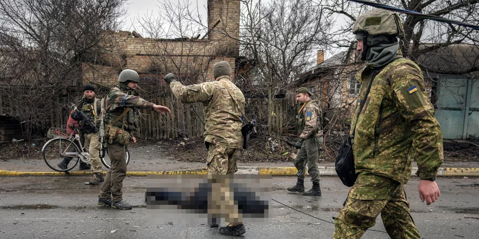 Νεκροί άμαχοι στη Μπόυσα της Ουκρανίας / Φωτογραφία: Associated Press