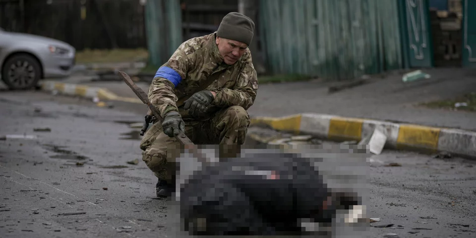 Νεκροί άμαχοι στη Μπόυσα της Ουκρανίας / Φωτογραφία: Associated Press