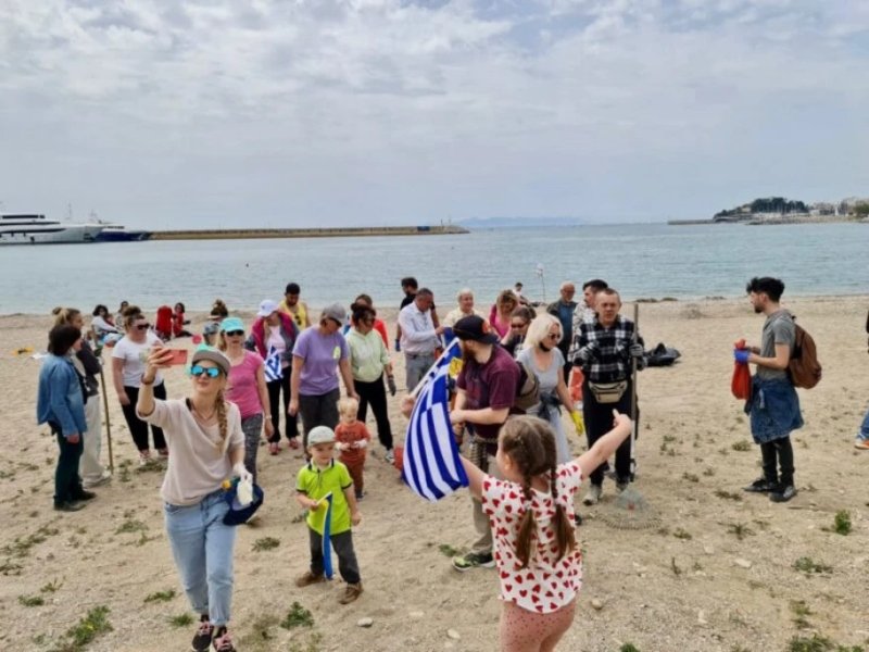 Ουκρανοί καθάρισαν την παραλία του ΣΕΦ