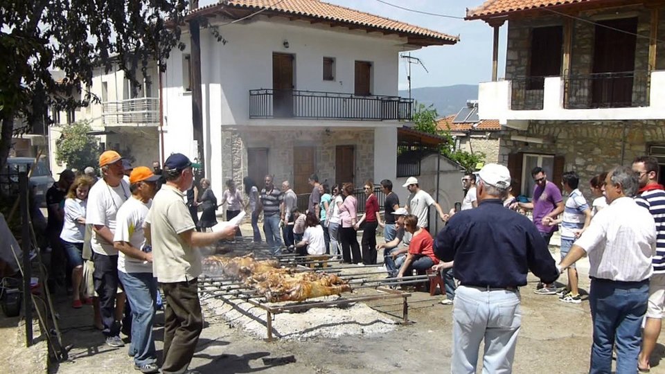Σούβλισμα του οβελία κατά το Πάσχα στην Αμφίκλεια