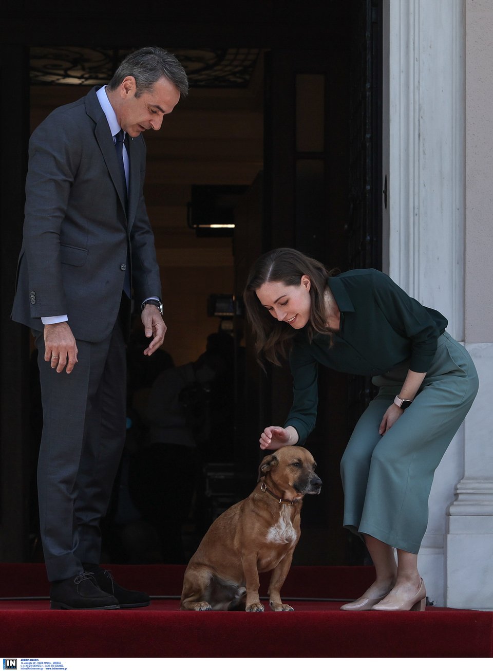 Απλή, χωρίς τη συμβατική αμφίεση μιας πρωθυπουργού, η Σάνα Μαρίν