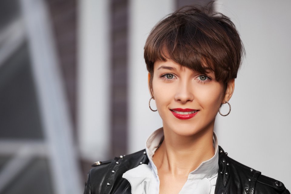 μαλλιά pixie με όγκο