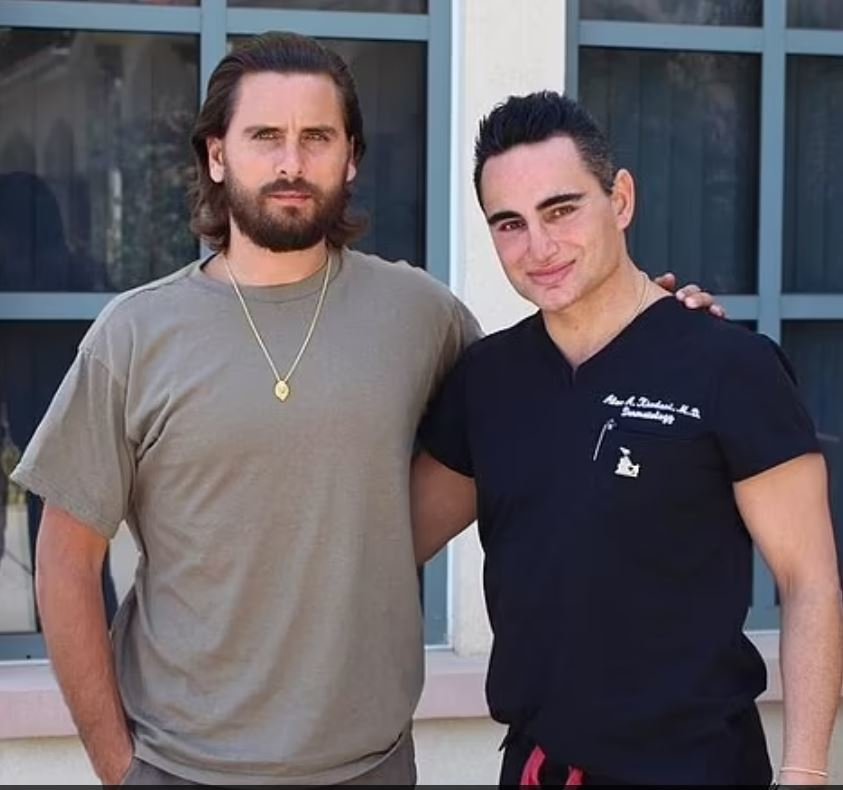 Ο πλαστικός χειρουργός με τον celbrity Σκοτ Ντίσικ 