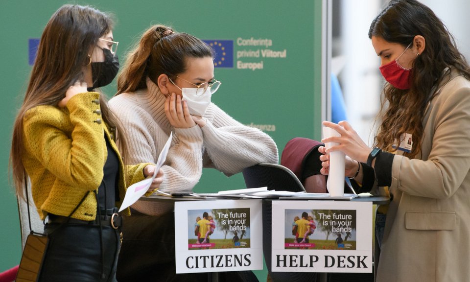 Οι συμμετέχοντες στη Διάσκεψη λαμβάνουν την απαραίτητη βοήθεια για οτιδήποτε χρειαστούν