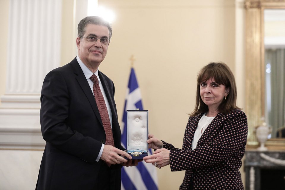 Ο Λινός-Αλέξανδρος Σισιλιάνος παραλαμβάνει το παράσημο