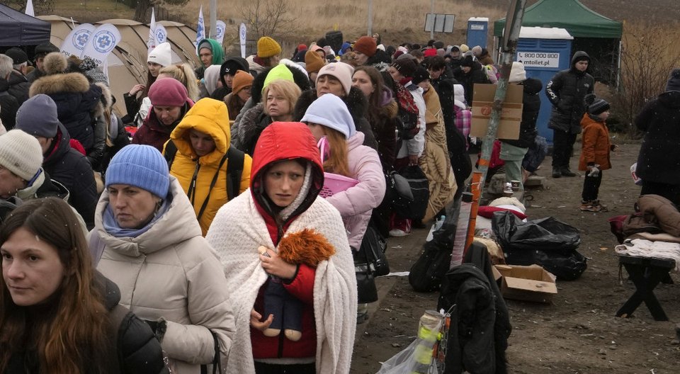 Ουκρανοί πρόσφυγες περνούν τα πολωνικά σύνορα