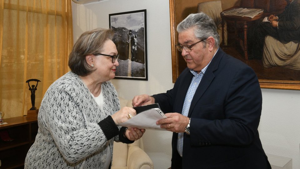 Η κασέτα με τα ανέκδοτα τραγούδια του Μίκη Θεοδωράκη που παρέδωσε η Εύα Νικολαΐδου στον Δημήτρη Κουτσούμπα / Φωτογραφία: 902.gr
