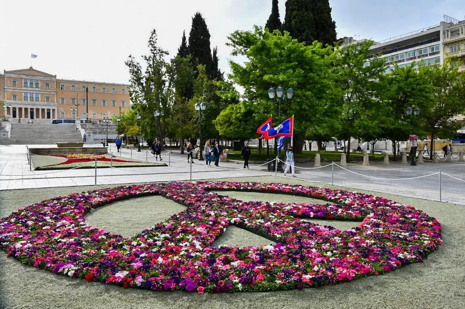 Simbolul păcii în Piața Syntagma cu mii de flori colorate - Mesajul municipalității din Atena