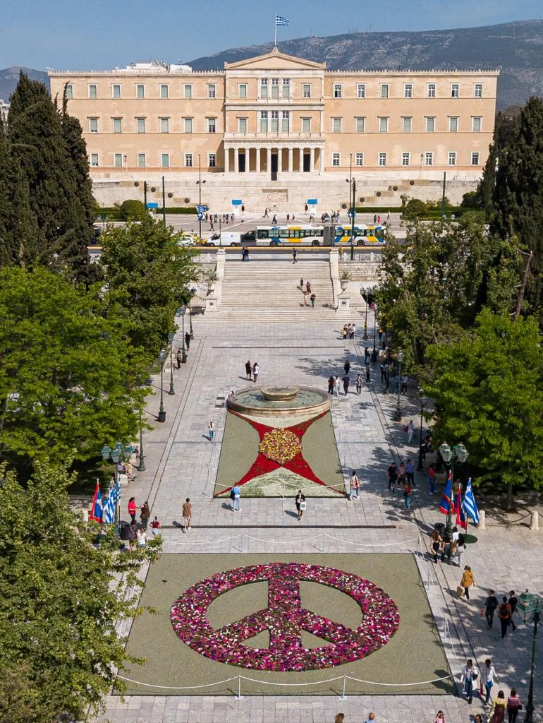 Simbolul păcii în Piața Syntagma cu mii de flori colorate - Mesajul municipalității din Atena