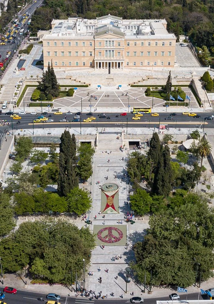 Simbolul păcii în Piața Syntagma cu mii de flori colorate - Mesajul municipalității din Atena
