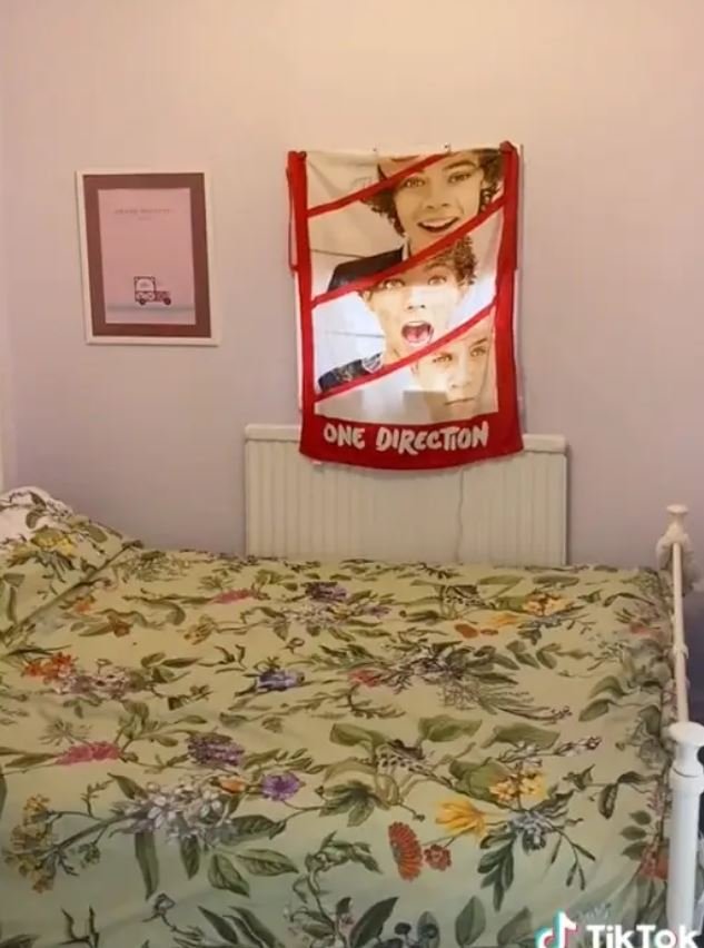 Η νεαρή κοπέλα χρησιμοποιεί μια πετσέτα των One Direction ως κουρτίνα για το υπνοδωμάτιό της, για να μην τη βλέπει ο κόσμος την ώρα που κοιμάται