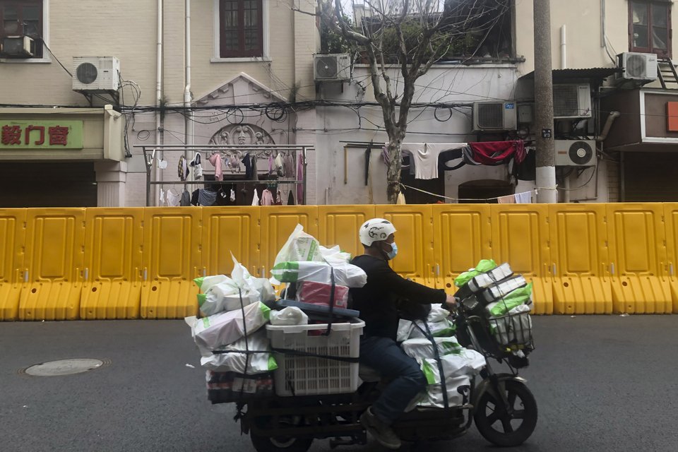Delivery παραδίδει τρόφιμα σε κατοίκους της Σανγκάης που βρίσκονται σε απομόνωση