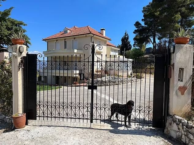 Το εξοχικό του Σωτήρη Παπανικόλα στο Αλεποχώρι