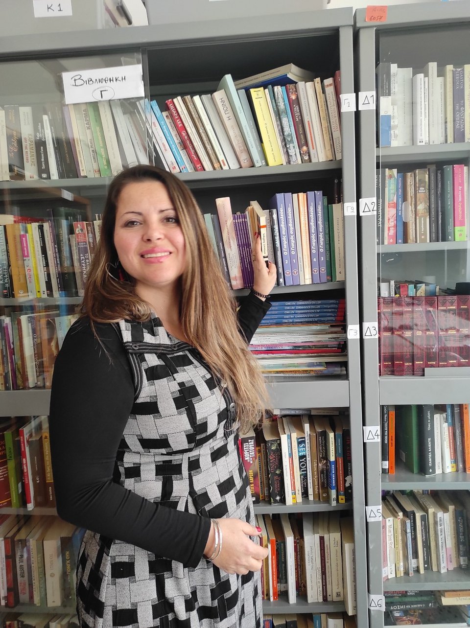 Η Αργυρώ Σπυριδάκη μπροστά στη βιβλιοθήκη του οργανισμού/ Φώτο: iefimerida.gr