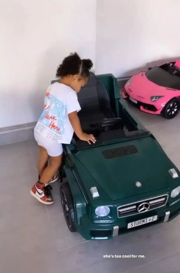 Η Στόρμι με το αυτοκίνητό της