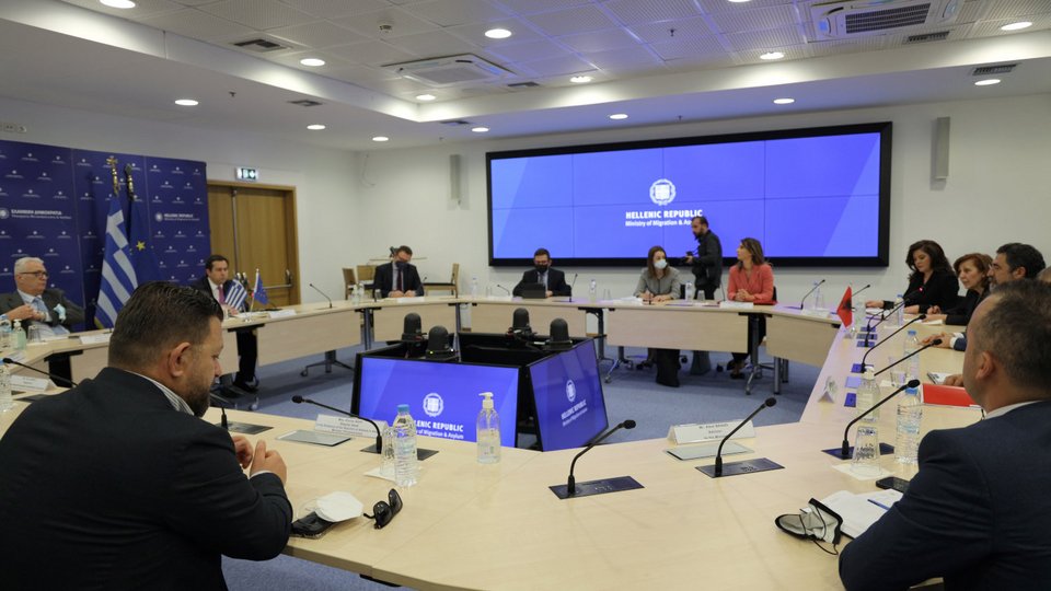 Η συζήτηση του κ. Μηταράκη με τον κ. Τσούτσι για τα ζητήματα που προκύπτουν στο προσφυγικό / Φωτογραφία: ΓΡ. ΤΥΠΟΥ ΥΠ. ΜΕΤΑΝΑΣΤΕΥΣΗΣ ΚΑΙ ΑΣΥΛΟΥ-EUROKINISSI