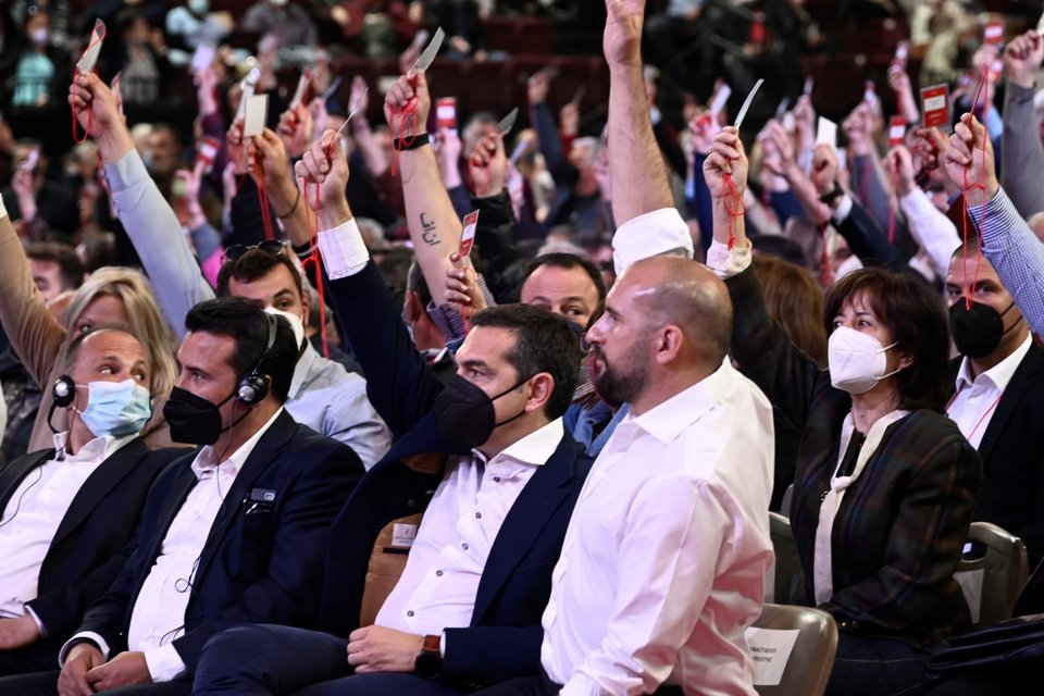Τσίπρας, Τζανακόπουλος και η πλειοψηφία των συνέδρων του ΣΥΡΙΖΑ ψηφίζουν / Φωτογραφία: ΜΙΧΑΛΗΣ ΚΑΡΑΓΙΑΝΝΗΣ/EUROKINISSI