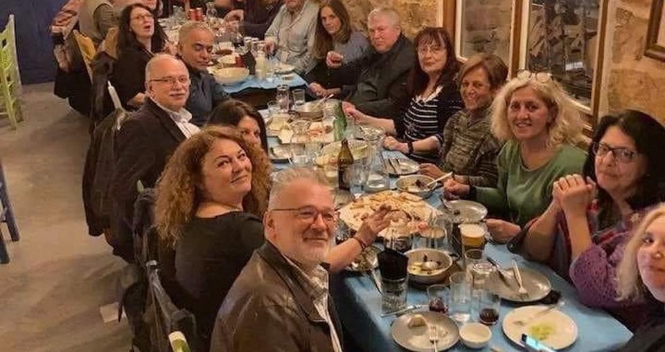 Γεύμα σε ταβέρνα κάποιων μελών της «Ομπρέλας», διακρίνονται οι Παπαδημούλης, Σκουρλέτης