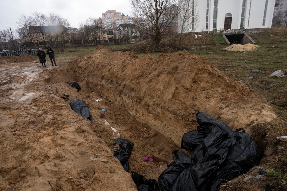 Ανοίγουν ομαδικούς τάφους μετά τις θηριωδίες των Ρώσων