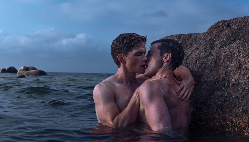 Οι δυο πρωταγωνιστές της ταινίας φιλιούνται