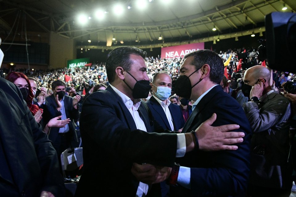 Ζόραν Ζάεφ και Αλέξης Τσίπρας στο συνέδριο του ΣΥΡΙΖΑ / Φωτογραφία: ΤΑΤΙΑΝΑ ΜΠΟΛΑΡΗ/EUROKINISSI