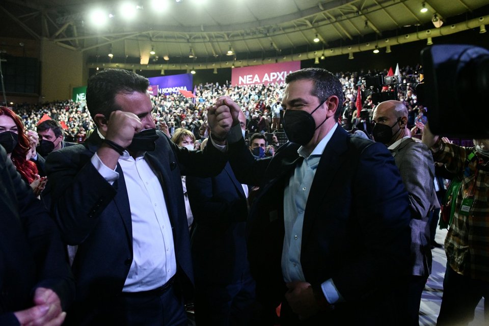 Ζόραν Ζάεφ και Αλέξης Τσίπρας στο συνέδριο του ΣΥΡΙΖΑ / Φωτογραφία: ΤΑΤΙΑΝΑ ΜΠΟΛΑΡΗ/EUROKINISSI