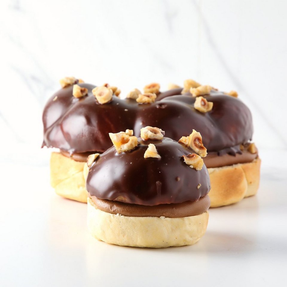 Τσουρεκάκι & Τσουρέκι με κρέμα gianduja noir valrhona, πραλίνα φουντουκιού & καραμελωμένα φουντούκια. Ο μικρός και ο μεγάλος.