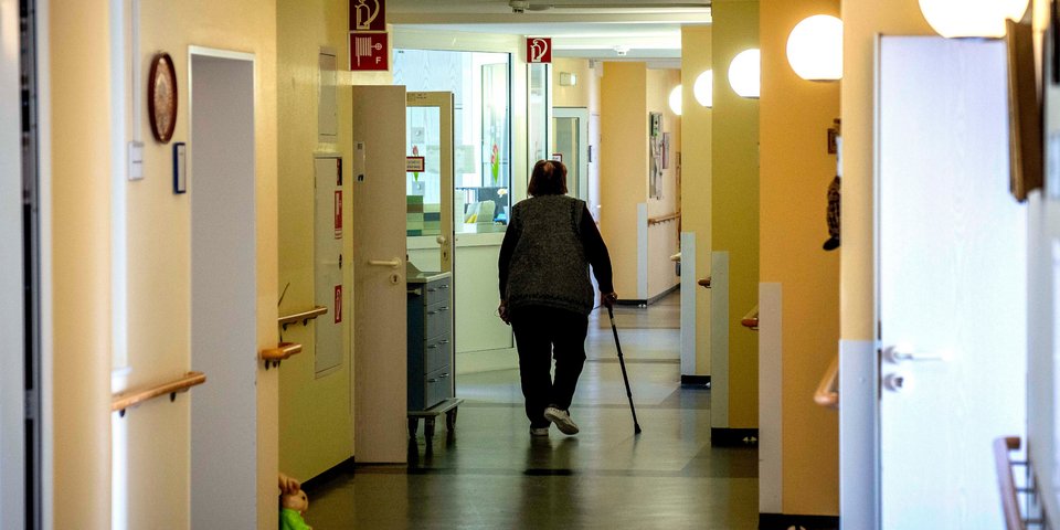 Ουκρανή επιζήσασα του Ολοκαυτώματος, σε δομή ηλικιωμένων στη Γερμανία / AP Photo/Michael Probst