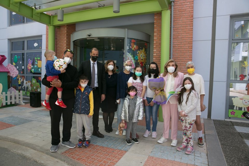 Μαριάννα Β. Βαρδινογιάννη, Μανώλης Παπασάββας, Φωτεινή Βλαχιώτη με παιδιά και γονείς της Μονάδας