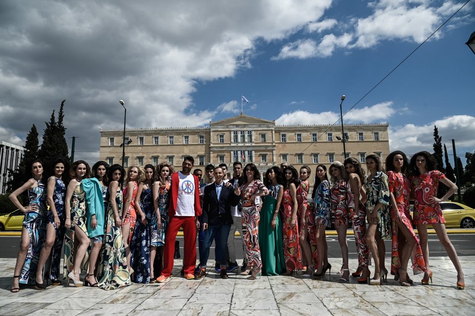 Επίδειξη μόδας στην Πλατεία Συντάγματος