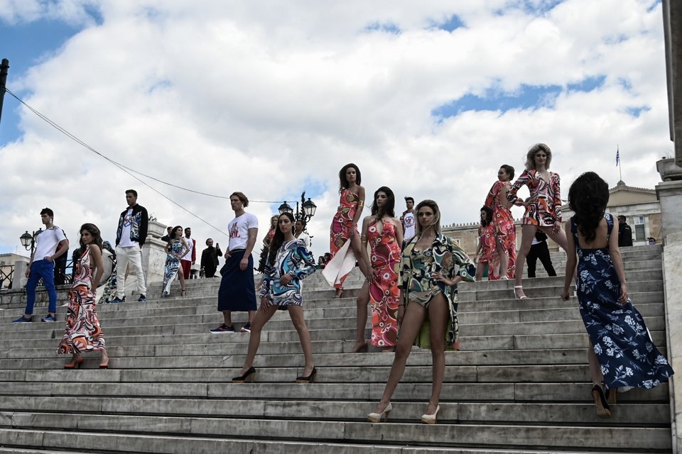 Επίδειξη μόδας στην Πλατεία Συντάγματος