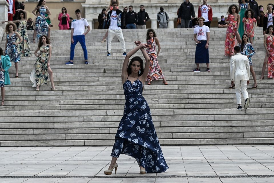 Επίδειξη μόδας στην Πλατεία Συντάγματος
